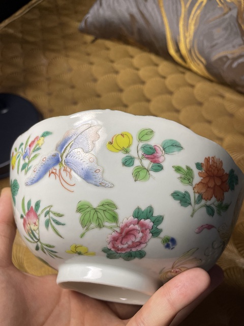 古玩陶瓷粉彩蝶戀花紋花口碗真品鑒賞圖