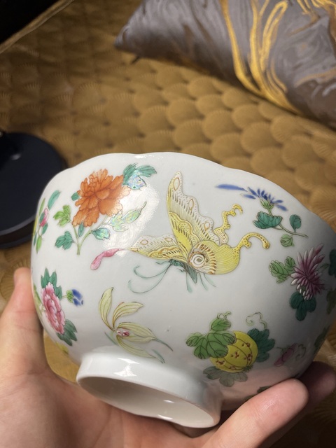 古玩陶瓷粉彩蝶戀花紋花口碗真品鑒賞圖