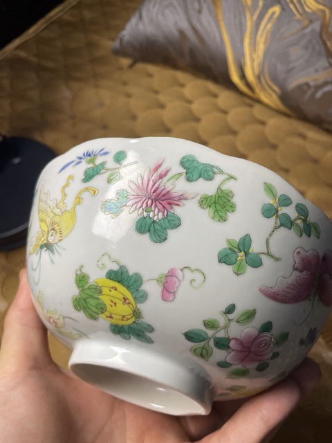 古玩陶瓷粉彩蝶戀花紋花口碗真品鑒賞圖