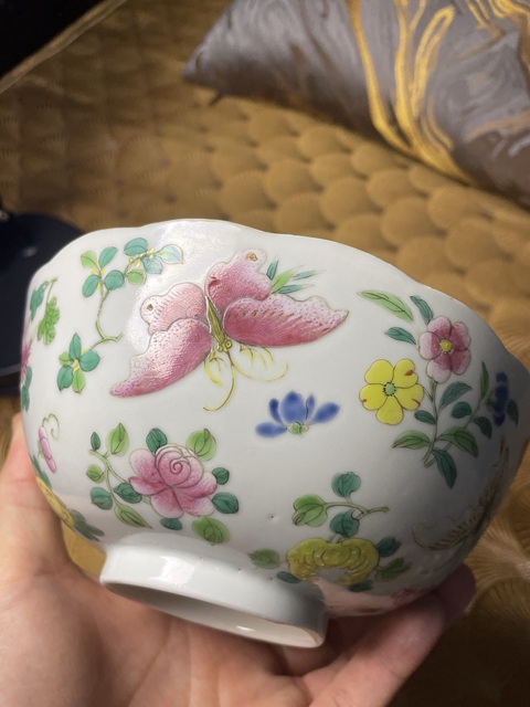 古玩陶瓷粉彩蝶戀花紋花口碗真品鑒賞圖
