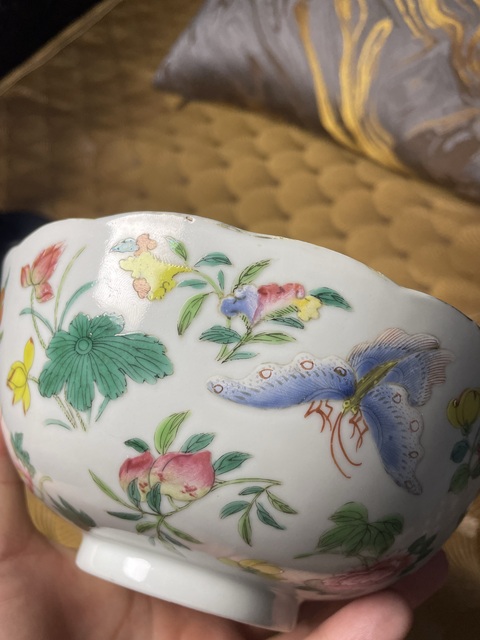 古玩陶瓷粉彩蝶戀花紋花口碗真品鑒賞圖