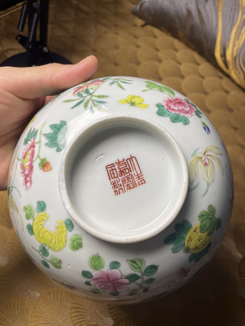 古玩陶瓷粉彩蝶戀花紋花口碗真品鑒賞圖
