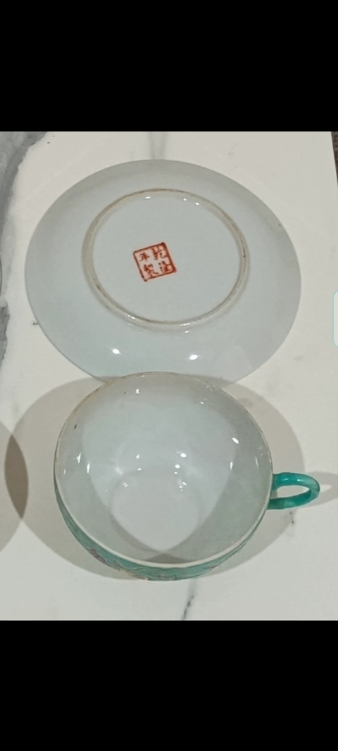 古玩陶瓷松石綠地粉彩蝴蝶花卉紋杯碟真品鑒賞圖