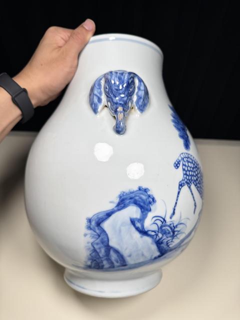 古玩陶瓷青花松鹿圖象耳尊真品鑒賞圖