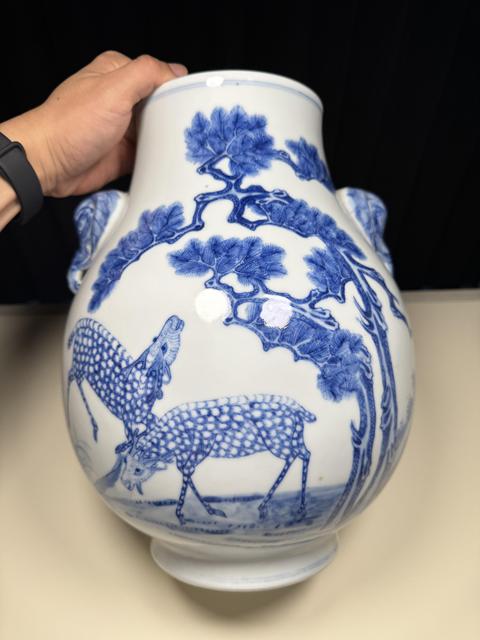 古玩陶瓷青花松鹿圖象耳尊真品鑒賞圖
