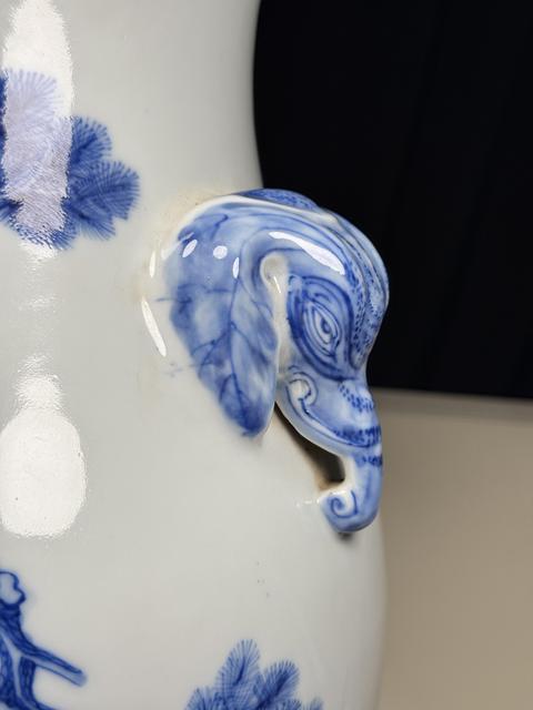 古玩陶瓷青花松鹿圖象耳尊真品鑒賞圖