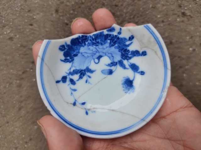 古玩陶瓷青花花卉紋盤真品鑒賞圖
