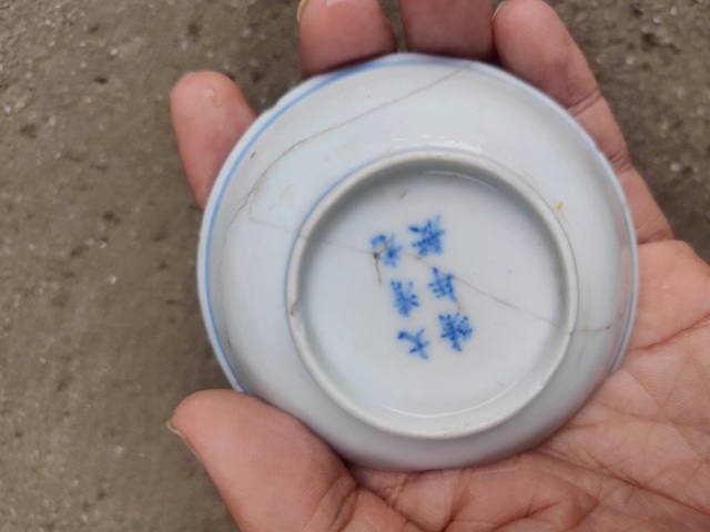 古玩陶瓷青花花卉紋盤真品鑒賞圖