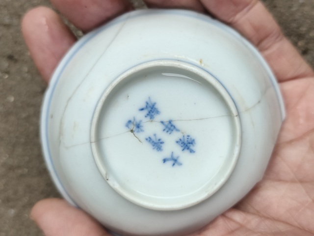 古玩陶瓷青花花卉紋盤真品鑒賞圖