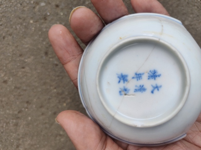 古玩陶瓷青花花卉紋盤真品鑒賞圖
