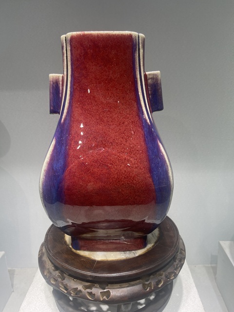 古玩陶瓷鈞紅窯變釉貫耳瓶真品鑒賞圖