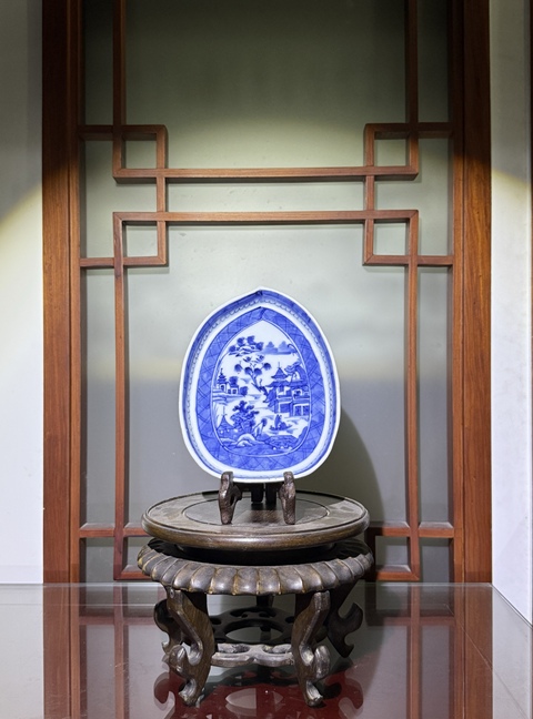 古玩陶瓷清中期·青花山水人物紋樹(shù)葉形盤(pán)拍賣,當(dāng)前價(jià)格2900元