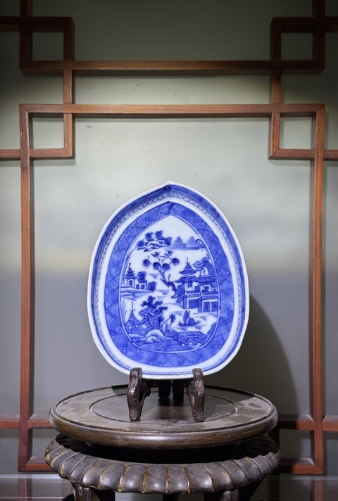 古玩陶瓷清中期·青花山水人物紋樹(shù)葉形盤(pán)拍賣,當(dāng)前價(jià)格2900元