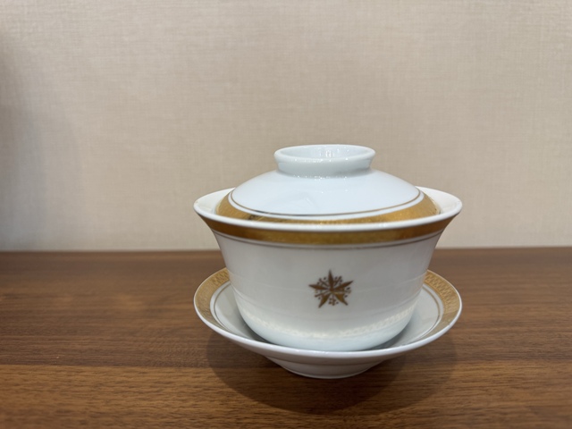 古玩陶瓷金釉蘭花紋蓋碗真品鑒賞圖