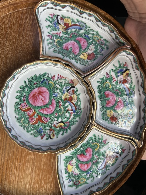 古玩陶瓷廣彩蝶戀花紋攢盤真品鑒賞圖