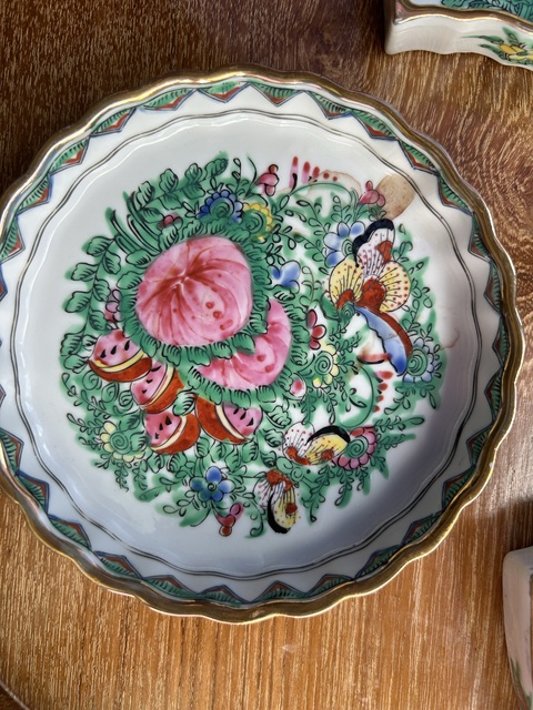 古玩陶瓷廣彩蝶戀花紋攢盤真品鑒賞圖