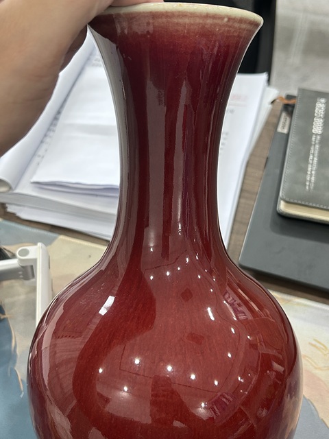 古玩陶瓷郎紅釉賞瓶真品鑒賞圖