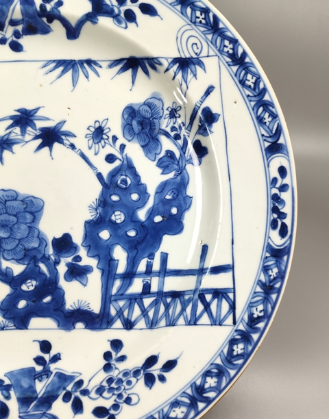 古玩陶瓷青花洞石花卉紋折沿盤真品鑒賞圖