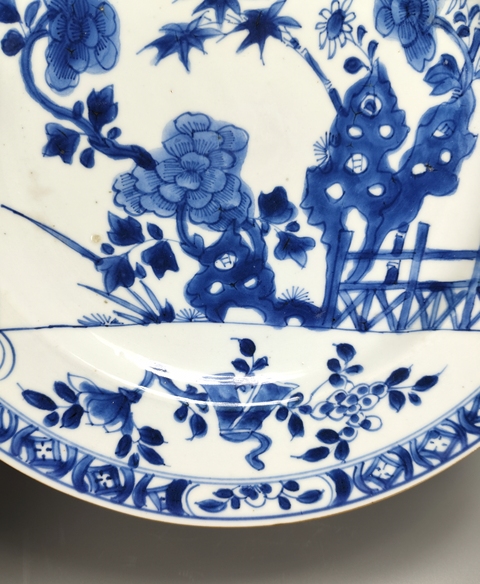 古玩陶瓷青花洞石花卉紋折沿盤真品鑒賞圖
