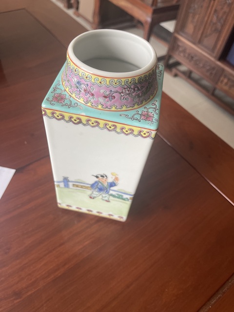 古玩陶瓷三娘教子圖粉彩琮式瓶真品鑒賞圖