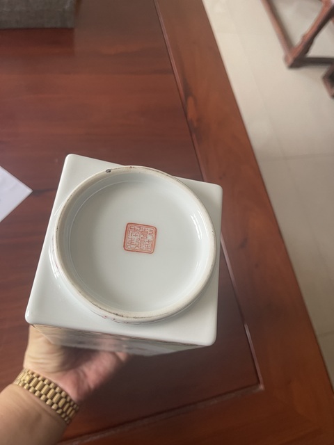 古玩陶瓷三娘教子圖粉彩琮式瓶真品鑒賞圖