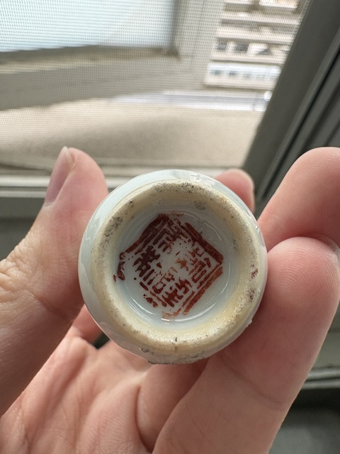 古玩陶瓷龍紋礬紅鼻煙壺真品鑒賞圖