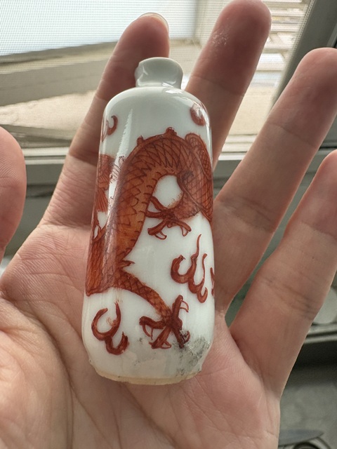 古玩陶瓷龍紋礬紅鼻煙壺真品鑒賞圖