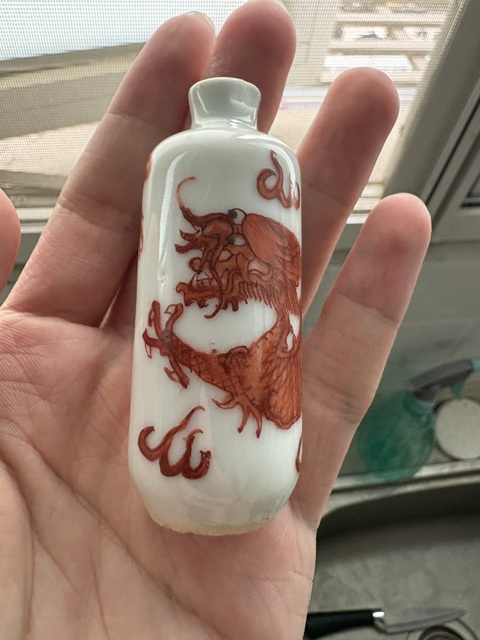 古玩陶瓷龍紋礬紅鼻煙壺真品鑒賞圖