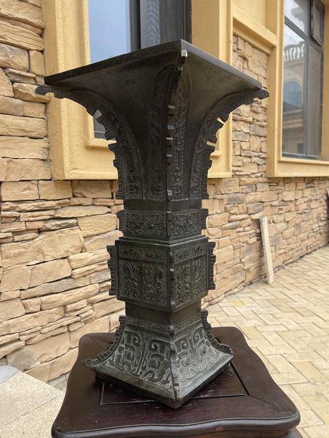 古玩銅器仿古饕餮紋方形觚真品鑒賞圖