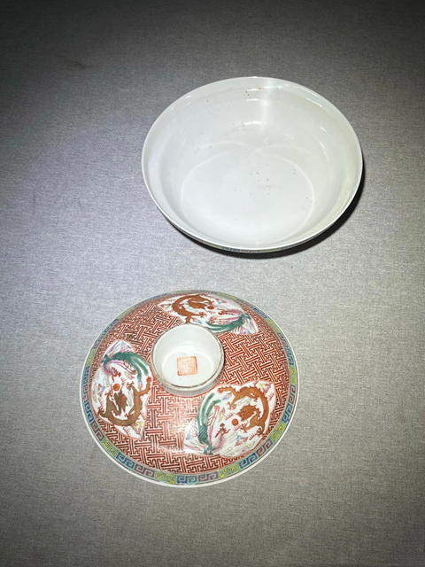 古玩陶瓷龍鳳紋粉彩蓋盤真品鑒賞圖