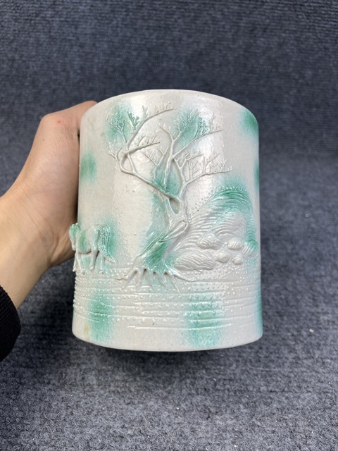 古玩陶瓷翡翠綠釉柳下駿馬浮雕大筆筒拍賣,當前價格10888元