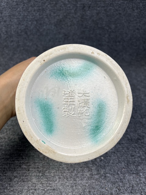 古玩陶瓷翡翠綠釉柳下駿馬浮雕大筆筒拍賣,當前價格10888元