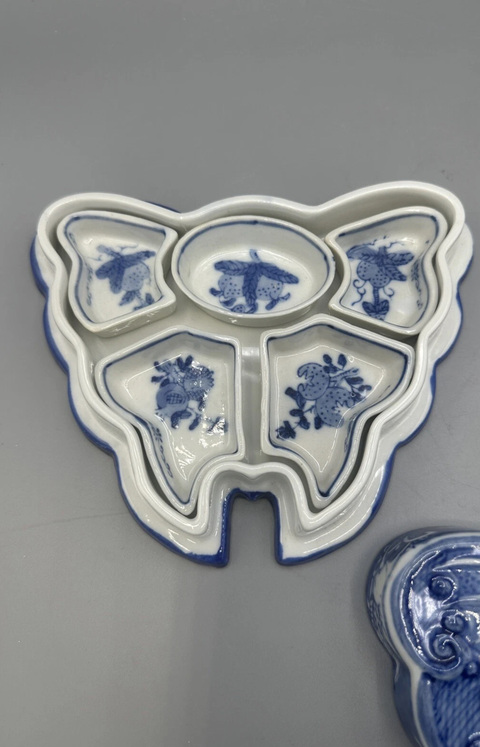 古玩陶瓷蝶型青花蓋盒真品鑒賞圖