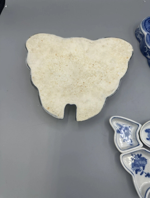 古玩陶瓷蝶型青花蓋盒真品鑒賞圖