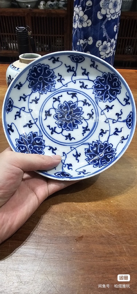 古玩陶瓷纏枝蓮紋青花盤真品鑒賞圖