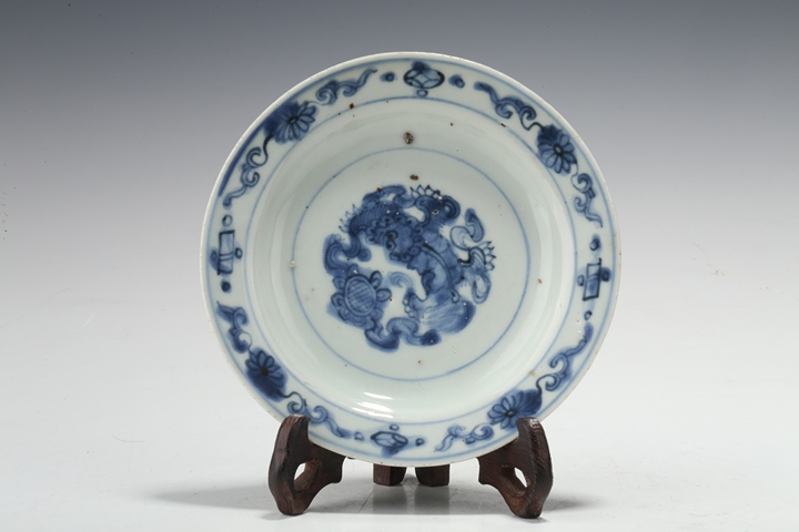 古玩陶瓷萬歷·青花獅子繡球紋折沿盤真品鑒賞圖