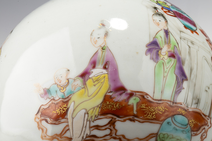 古玩陶瓷清中期·粉彩仕女嬰戲紋蒜頭瓶拍賣，當前價格2872元