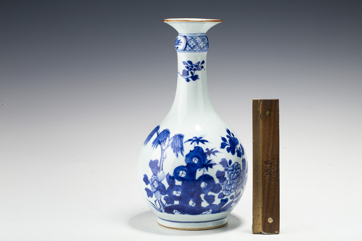 古玩陶瓷清中期·青花洞石花柳紋蒜頭瓶拍賣,當前價格3066元