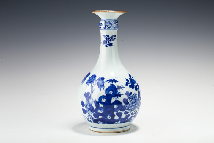 古玩陶瓷清中期·青花洞石花柳紋蒜頭瓶拍賣,當前價格3066元