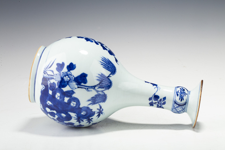 古玩陶瓷清中期·青花洞石花柳紋蒜頭瓶拍賣,當前價格3066元
