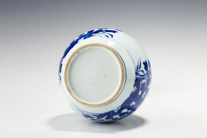 古玩陶瓷清中期·青花洞石花柳紋蒜頭瓶拍賣,當前價格3066元