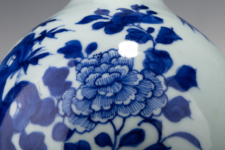 古玩陶瓷清中期·青花洞石花柳紋蒜頭瓶拍賣,當前價格3066元