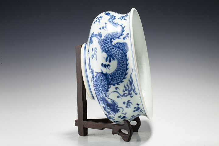 古玩陶瓷清康熙·青花雙龍戲珠紋香爐拍賣，當前價格2136元