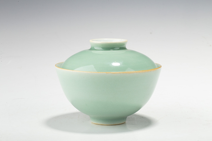 古玩陶瓷清中·豆青釉墩式蓋碗
真品鑒賞圖