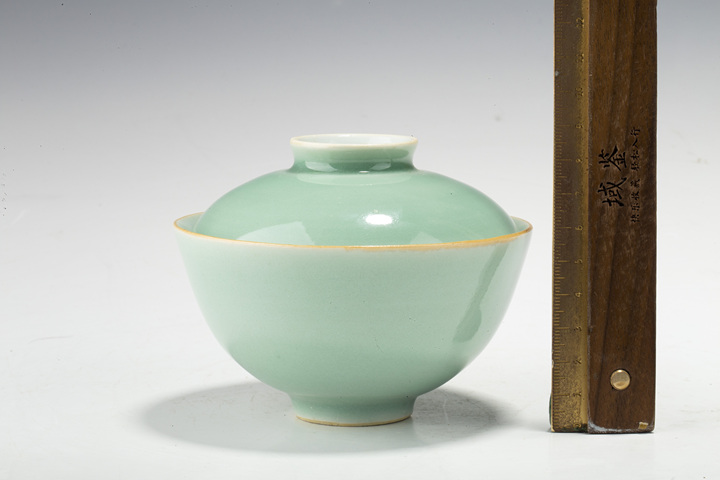 古玩陶瓷清中·豆青釉墩式蓋碗
真品鑒賞圖