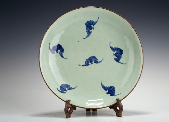 古玩陶瓷豆青釉青花蝙蝠紋盤真品鑒賞圖