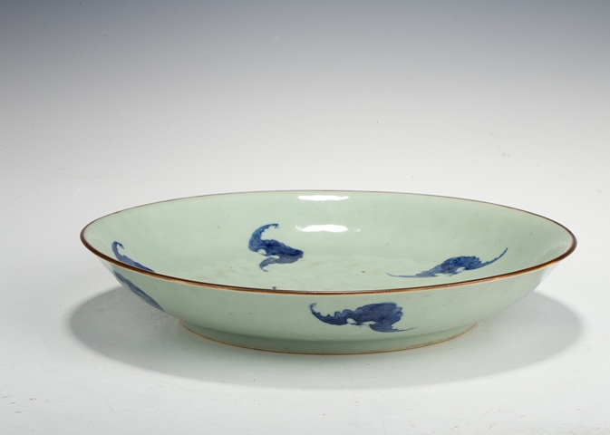 古玩陶瓷豆青釉青花蝙蝠紋盤真品鑒賞圖