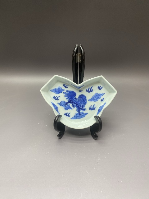 古玩陶瓷獅紋青花盤真品鑒賞圖