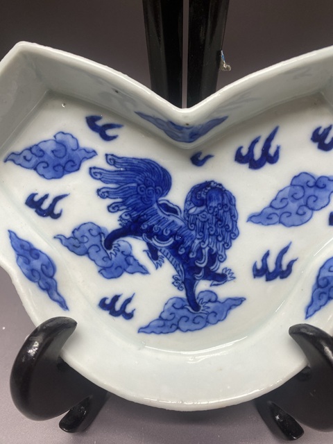 古玩陶瓷獅紋青花盤真品鑒賞圖