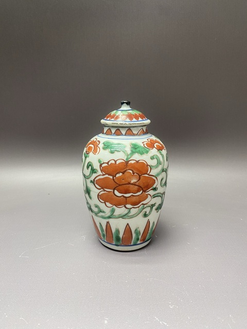 古玩陶瓷花卉紋紅綠彩罐真品鑒賞圖